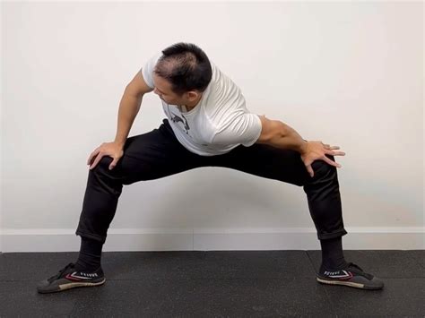 How to Stretch for Squats: Unlocking Flexibility and Strength in Unexpected Ways